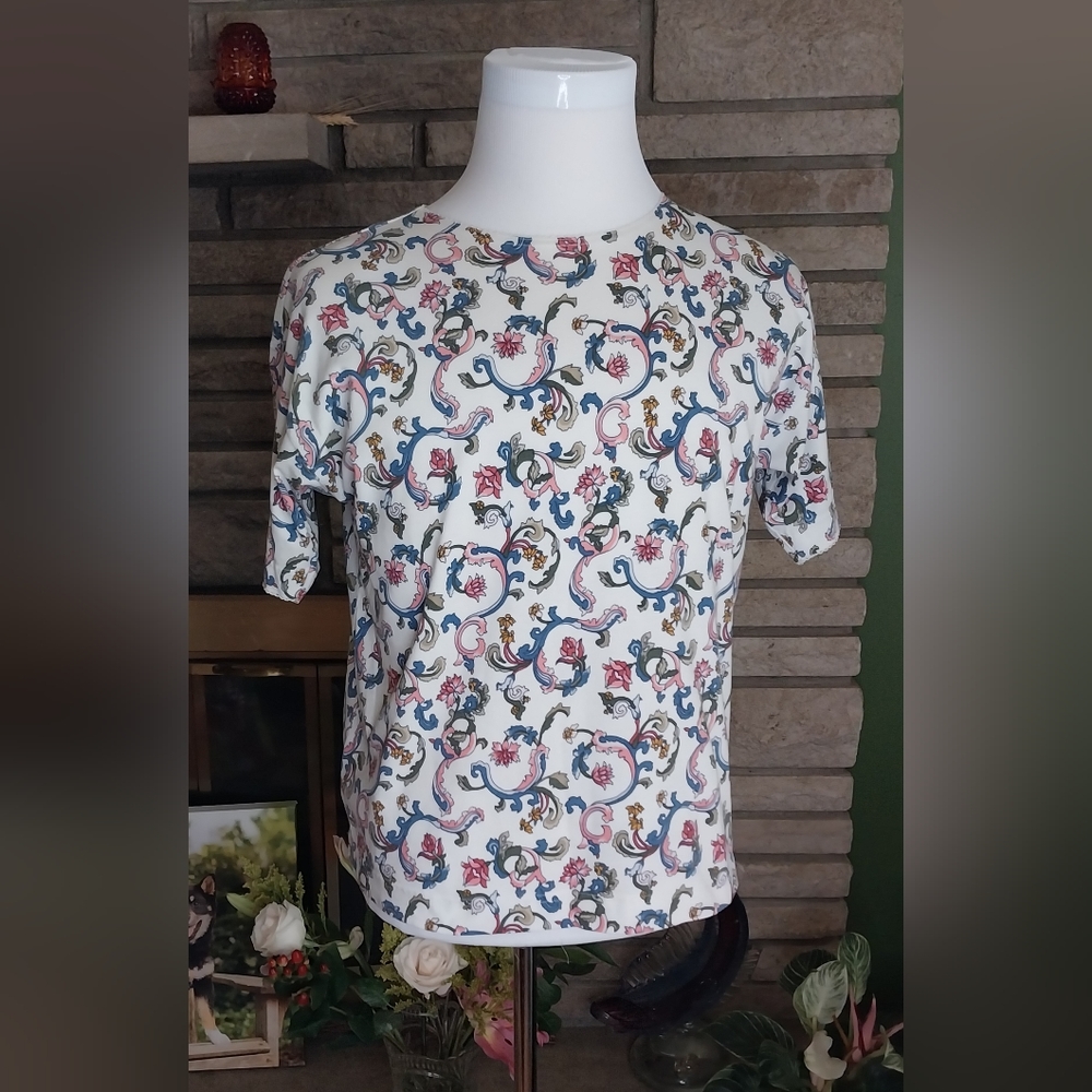 Liz Claiborne White Short Sleeve Tee with Blue and Pink Scroll Print